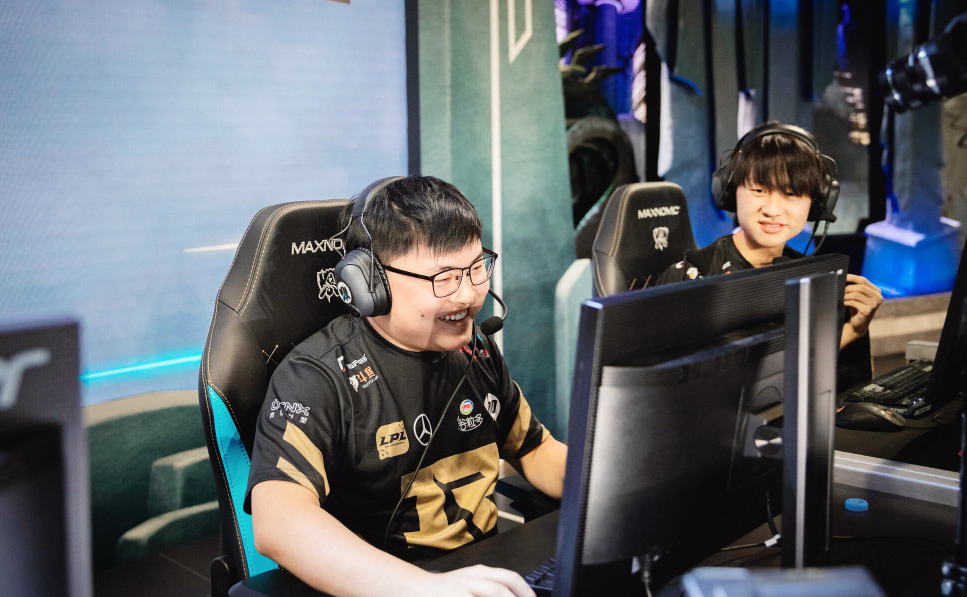 亚博体育-包含Uzi爆冷击败巴塞罗那，势不可挡引爆全场！的词条